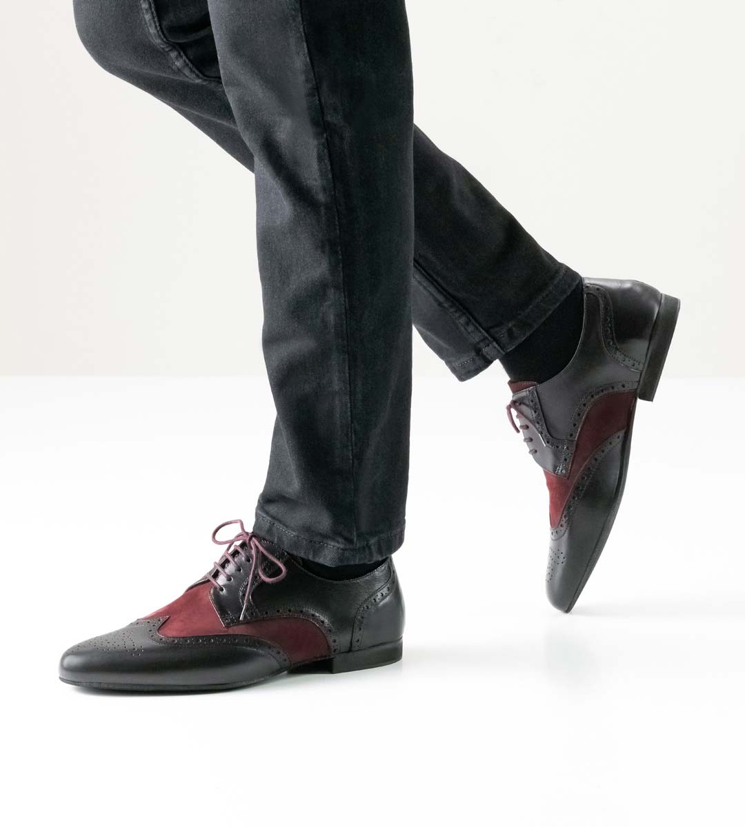 Schwarz-bordo farbener Herrentanzschuh für Salsa von Werner Kern