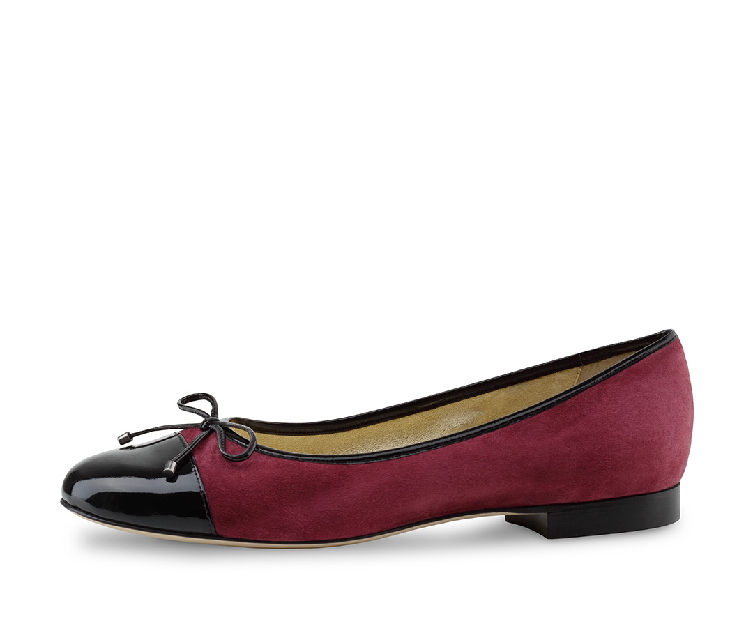 Bordo roter Ballerina Mori aus weichem Wildleder und einer Zehenkappe aus Lackleder