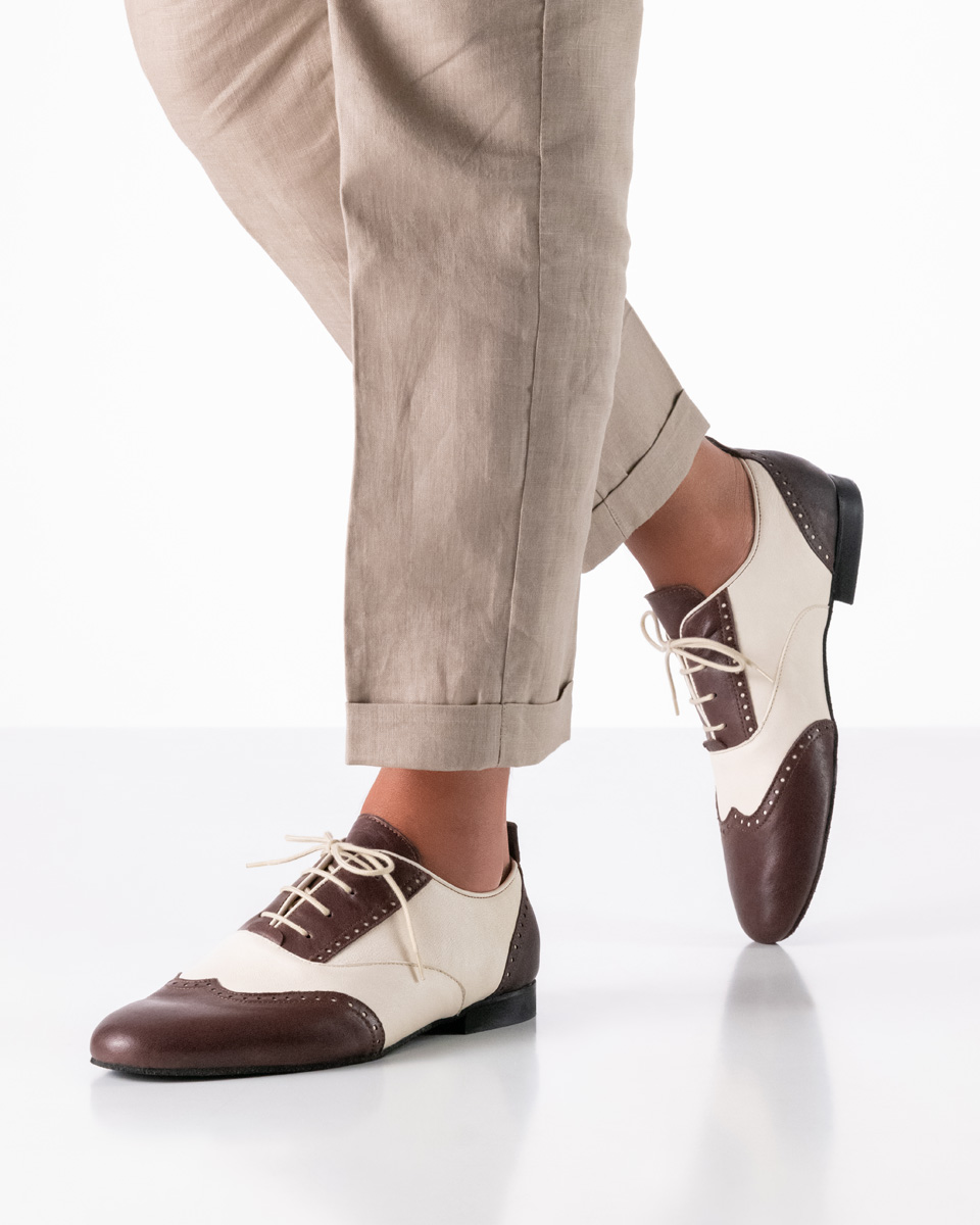  Herren Tanzschuh Carrara - Werner Kern in Beige/Bordo, nachhaltig gegerbtes Ziegenleder für fantastisch weichen Tragekomfort, äußerst flexibel und bequem mit 4xFach Schnürung für sicheren Halt, fantastisch bequeme Absatzhöhe von 1,5 cm